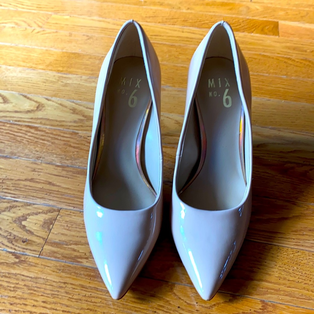 Nude pumps